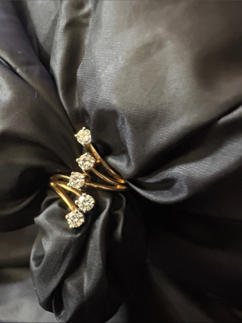 14kt Gold & 5 stone Moissanite Ring Pics don’t do it justice. So much color